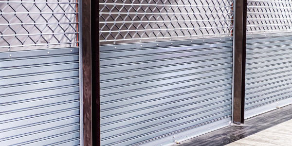 Reformas Integrales de Tiendas y Locales  Comerciales Sarrión · Instalación de  Ventanas y Persianas Comerciales